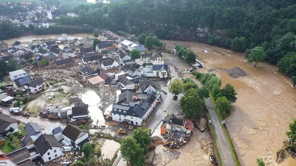 Devastação causada pela enchente do rio Ahr, na aldeia Eifel de Schuld, no oeste da Alemanha. Foto tirada com um drone em 15 de julho de 2021. — Foto: Christoph Reichwein/DPA via AP