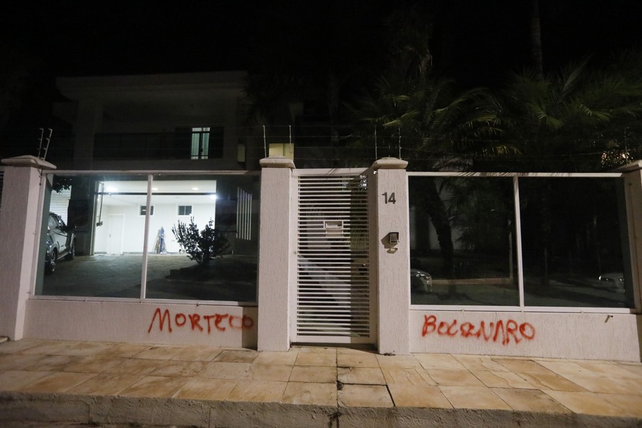 Fachada da casa de Ana Cristina Siqueira Valle, ex-mulher do presidente Jair Bolsonaro foi pichada com os dizeres 'Morte ao Bolsonaro'