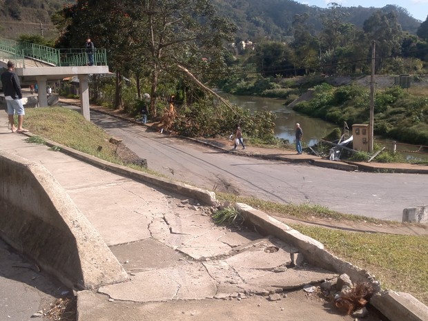 Local onde ônibus tombou an BR-040 em Petrópolis (Foto: Alan Pacheco/Click Digital) Local onde ônibus tombou an BR-040 em Petrópolis (Foto: Alan Pacheco/Click Digital)