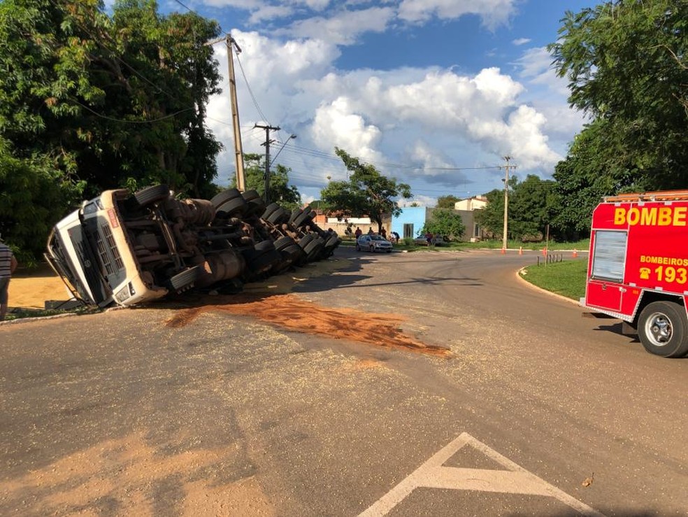 Rotatória foi interditada após o caminhão tombar — Foto: Wilton Dias/TV Anhanguera