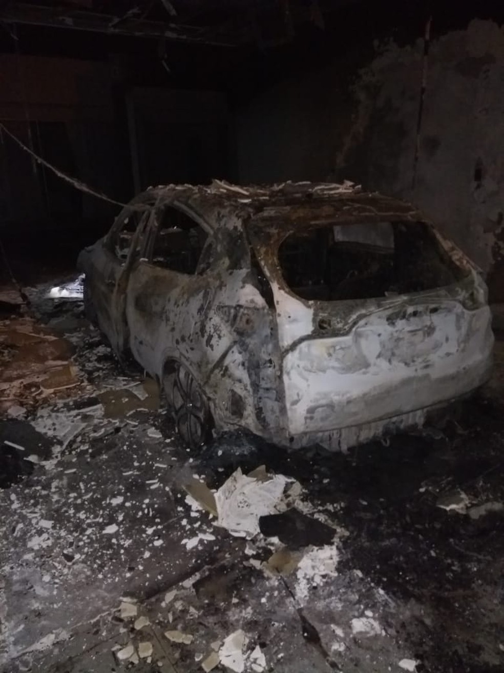 O carro ficou destruído durante o incêndio  — Foto: Corpo de Bombeiros/ Divulgação