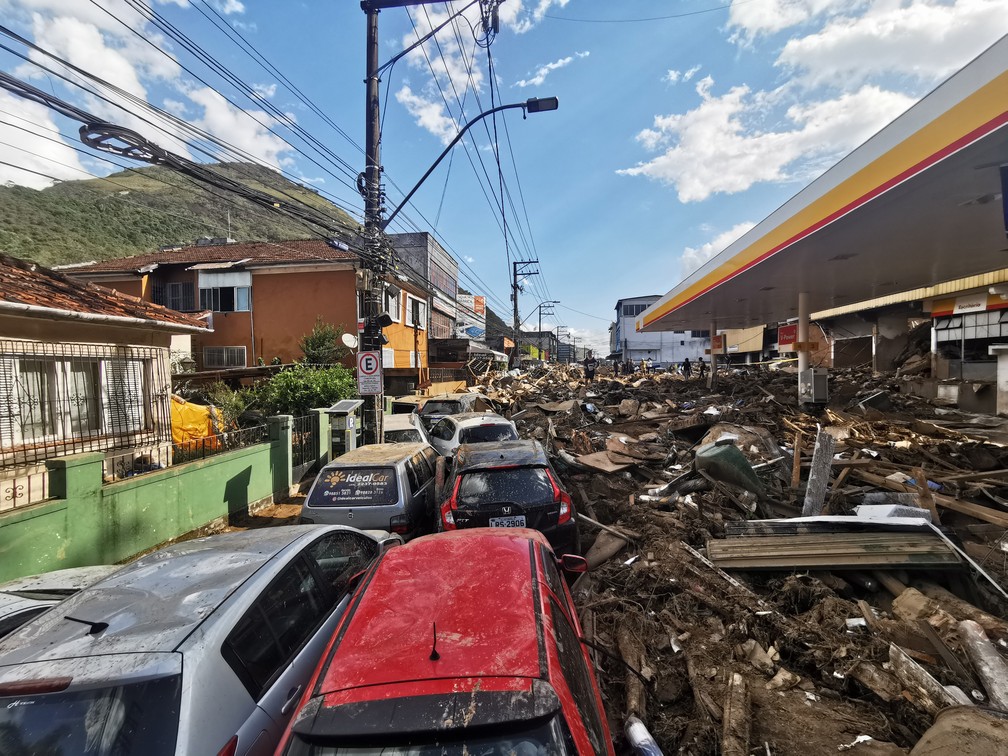 17 de fevereiro - Carros foram arrastados pela lama na Rua Teresa aps as fortes chuvas que atingiram a cidade de Petrpolis, Regio Serrana do Rio — Foto: Marcos Serra Lima/g1