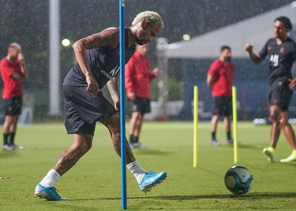 Neymar vem treinando com a equipe durante turnê pela China — Foto: Getty Images