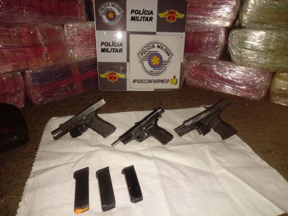 Armas apreendidas pela polícia com os traficantes — Foto: Divulgação