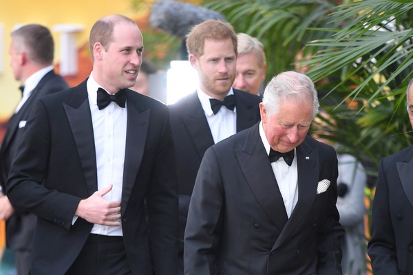O Príncipe Harry na companhia do pai, Príncipe Charles, e do irmão, Príncipe William, em evento da realeza em abril de 2019 (Foto: Getty Images)