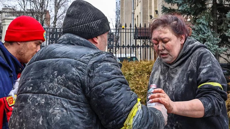 Mulher ferida em Kharkiv recebe ajuda (1/3): há relatos de diversos civis feridos (Foto: EPA via BBC)