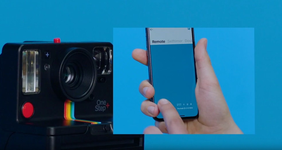 Polaroid OneStep+ tem conexão com o celular — Foto: Divulgação