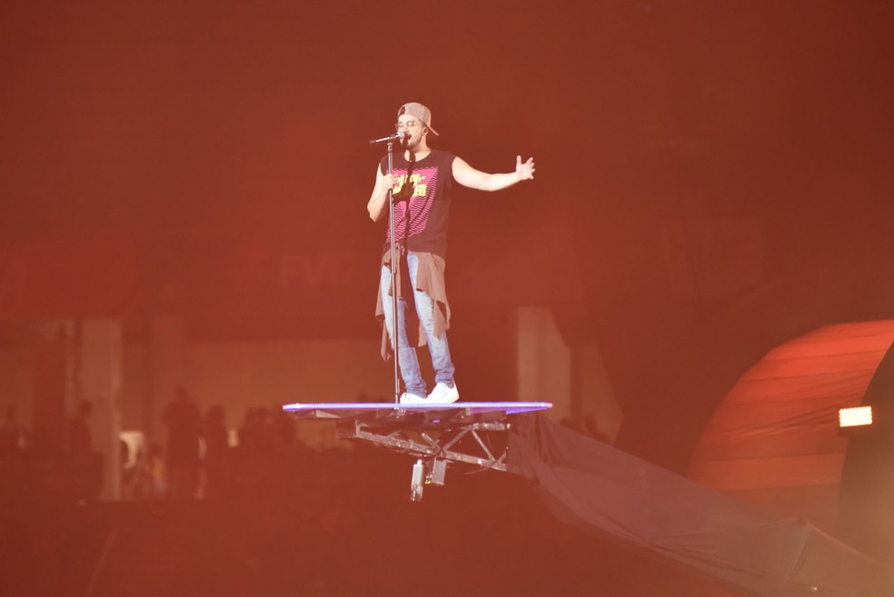 Em parte do show, cantor faz homenagem a sucessos do rock, como We are the champions (Foto: Max Haack/Ag. Haack)