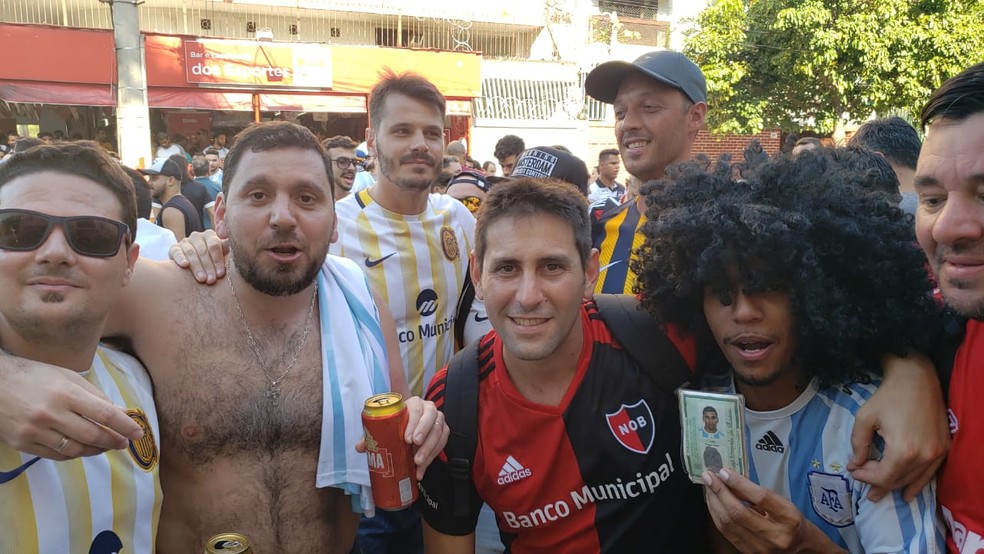 Diego Armando ao lado dos amigos argentinos que compraram o ingresso — Foto: Jorge Natan / GloboEsporte.com