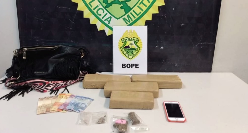 Foram encontrados 3 kg de maconha na bolsa de Evellyn, segundo a polícia — Foto: Reprodução/RPC