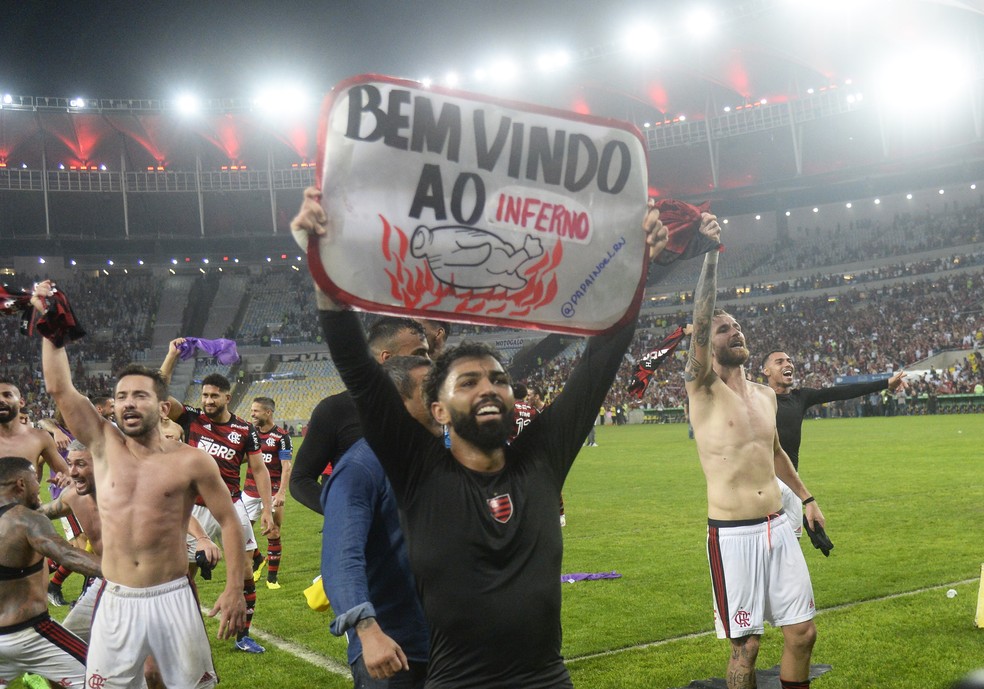 Gabigol ergue cartaz com a frase: "Bem-vindo ao inferno"  — Foto: André Durão 