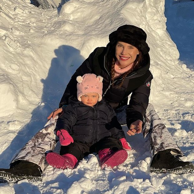 Julia Pereira com a filha, Suzanne, em férias nos alpes franceses (Foto: Arquivo pessoal)