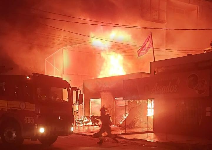 Incêndio atinge tapeçaria em Macapá e assusta moradores; duas pessoas foram hospitalizadas 