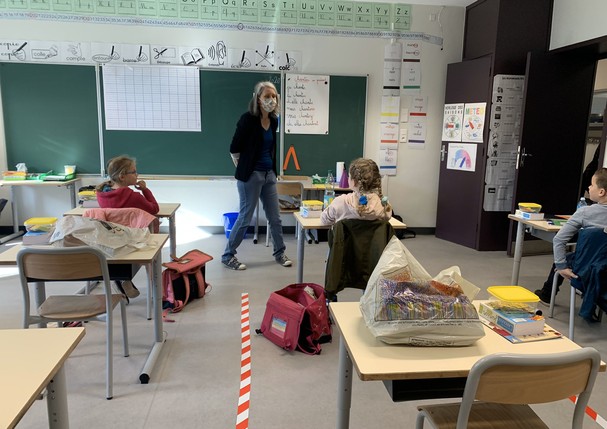 Crianças voltam as aulas na França com restrições (Foto: Reprodução/Twitter)
