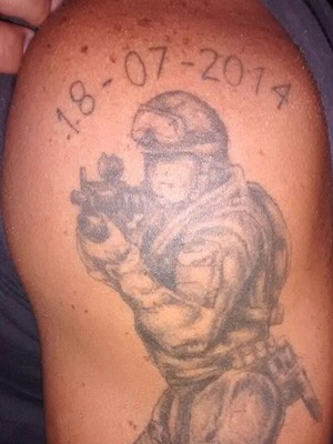 Policial ferido fez tatuagem para recordar o dia em que "renasceu" (Foto: Delgado Cunha/Arquivo Pessoal)