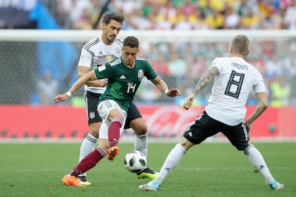 O craque mexicano Chicarito Hernández durante Alemanha e México na Copa (Foto: Getty Images)