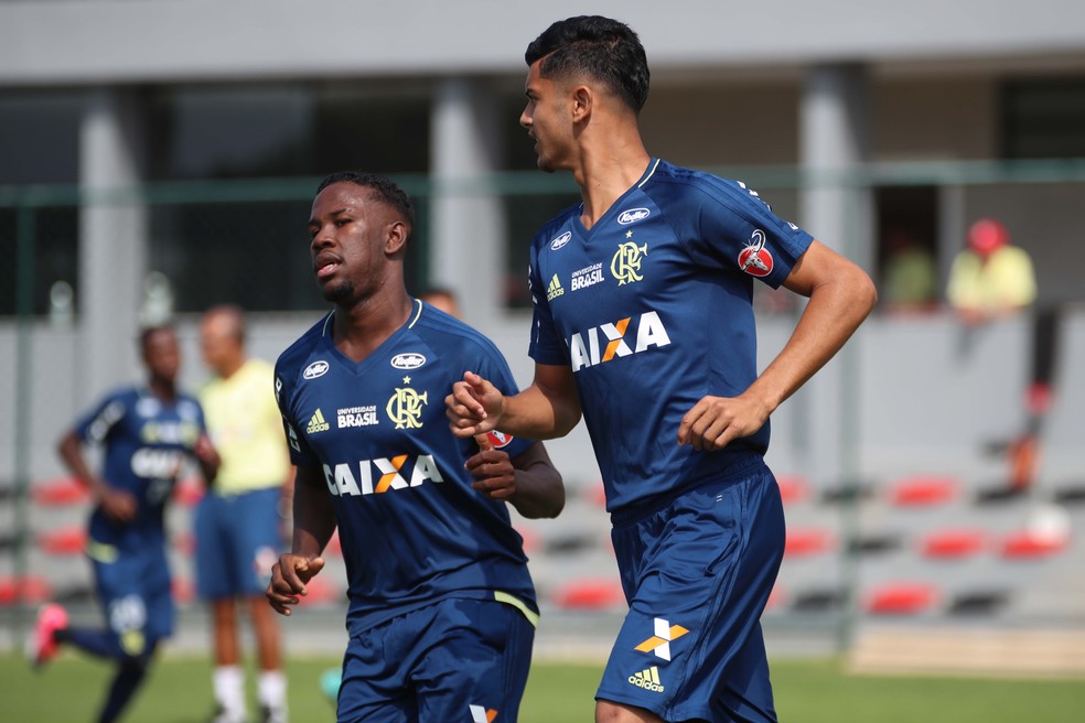 Os laterais Klebinho (direito) e Pablo Maldini (esquerdo), do sub-20 e sub-17 respectivamente, treinaram com os profissionais hoje (Foto: Gilvan de Souza/Flamengo)
