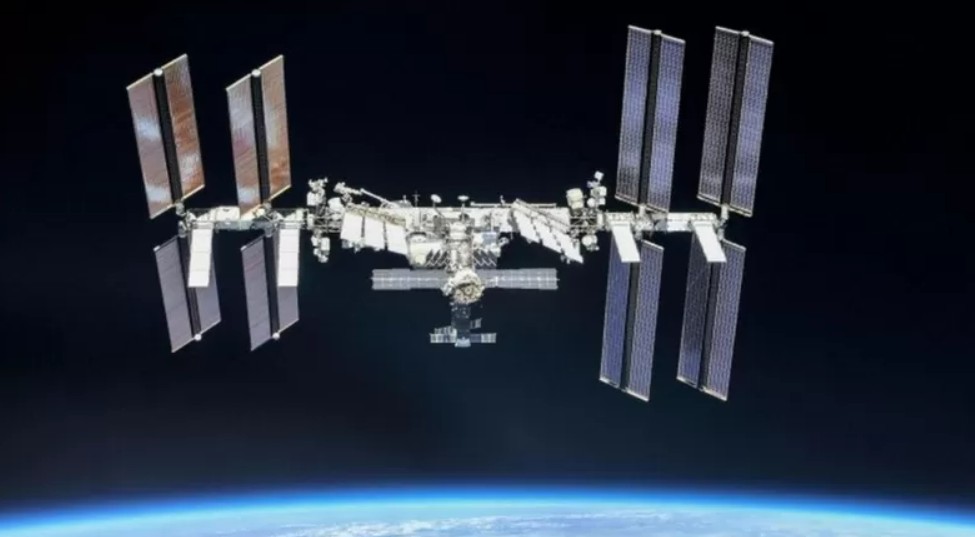 A ISS orbita a Terra desde 1998 (Foto: Reuters (via BBC))