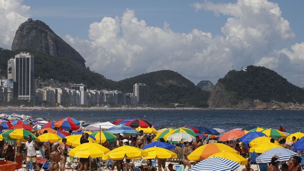 A cada domingo, uma praia da orla, desde o Flamengo até o Recreio dos Bandeirantes, terá uma ação dentro do mutirão de limpeza das areias e do mar (Foto: Fernando Frazão/Agência Brasi)