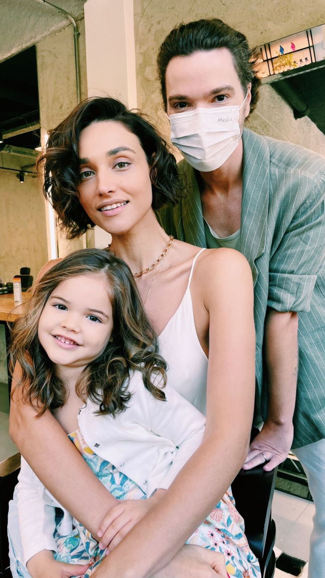 Débora Nascimento e a filha Bella posaram juntas e mostraram os cabelos produzidos pelo hairstylist Tiago Parente (Foto: Reprodução/Instagram)
