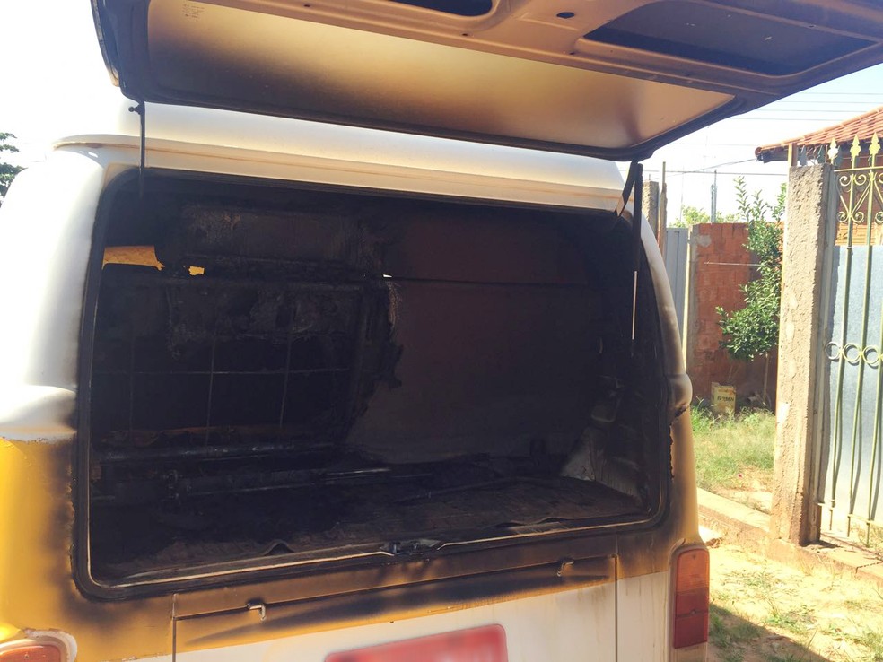 Perua VW Kombi foi incendiada em Santo Anastácio (Foto: Kawanny Barros/TV Fronteira)