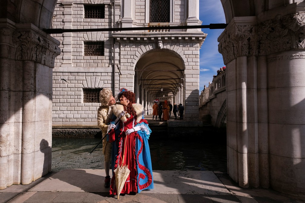 Casal tira foto debaixo de arco na Praça São Marcos, em Veneza — Foto: Manuel Silvestri/REUTERS