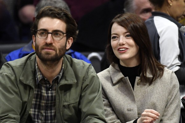 A atriz Emma Stone e o marido diretor Dave McCary em um jogo de basquete em 2019 (Foto: Getty Images)