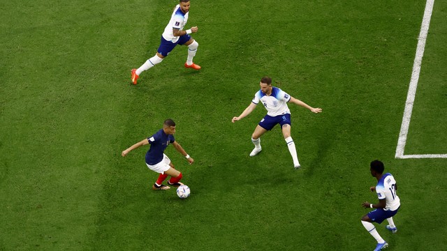 Mbappé tenta a jogada contra a marcação inglesa