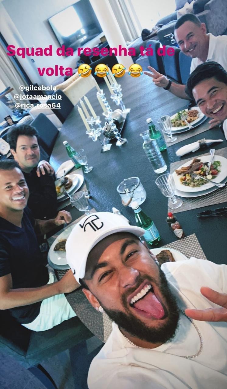 Neymar se reúne com parças (Foto: Reprodução )