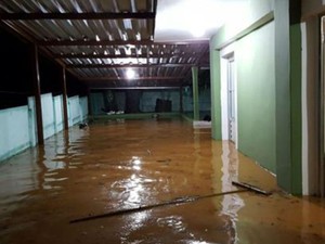 Casa ficou inundada em Miraí (Foto: Silvan Alves/Arquivo Pessoal)