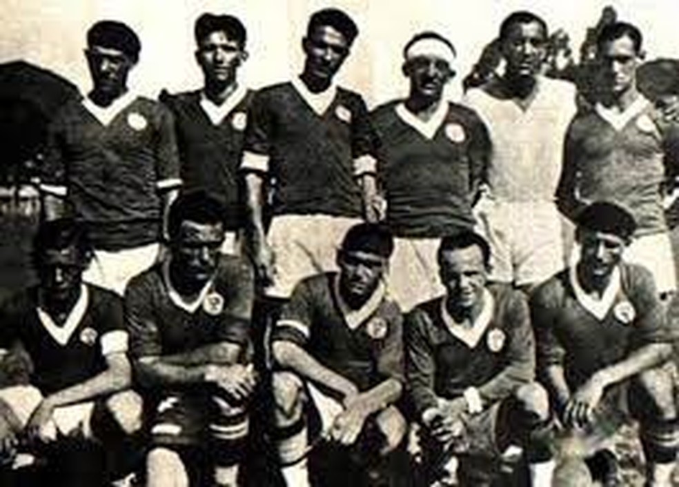 Palmeiras de 1932 (Em pé: Tunga, Goliardo, Volponi, Adolfo, Nascimento e Junqueira / Agachados: Avelino, Sandro, Romeu, Lara e Imparato) — Foto: Reprodução/Palmeiras