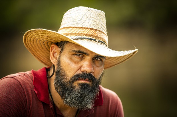 Juliano Cazarré como Alcides em Pantanal (Foto: João Miguel Junior/Globo)