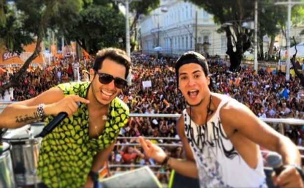 Tomate e Arthur Aguiar já cantaram juntos no Carnaval de Salvador do ano passado (Foto: Reprodução Internet)