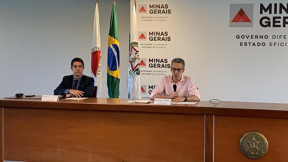 Governador Romeu Zema (Novo) (à dir) fala sobre medidas do estado para combater o novo coronavírus — Foto: Herbert Cabral/TV Globo
