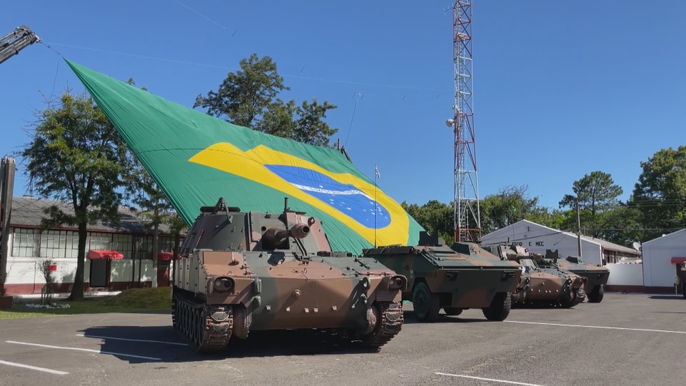 Blindados doados pelo Brasil ao Uruguai em Santana do Livramento — Foto: Reprodução/RBS TV