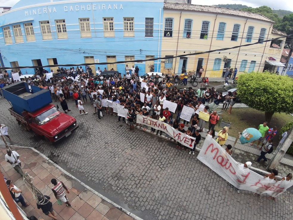Grupo realizou protesto em Cachoeira pelo assassinato de estudante — Foto: Raphael Marques/TV Bahia 