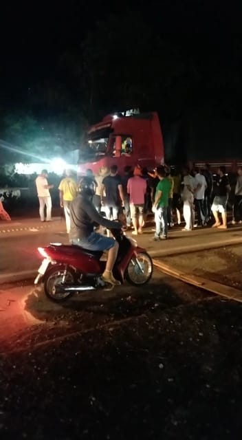 Mulher é atropelada por caminhoneiro durante ato na BR-364 em Cacoal, RO