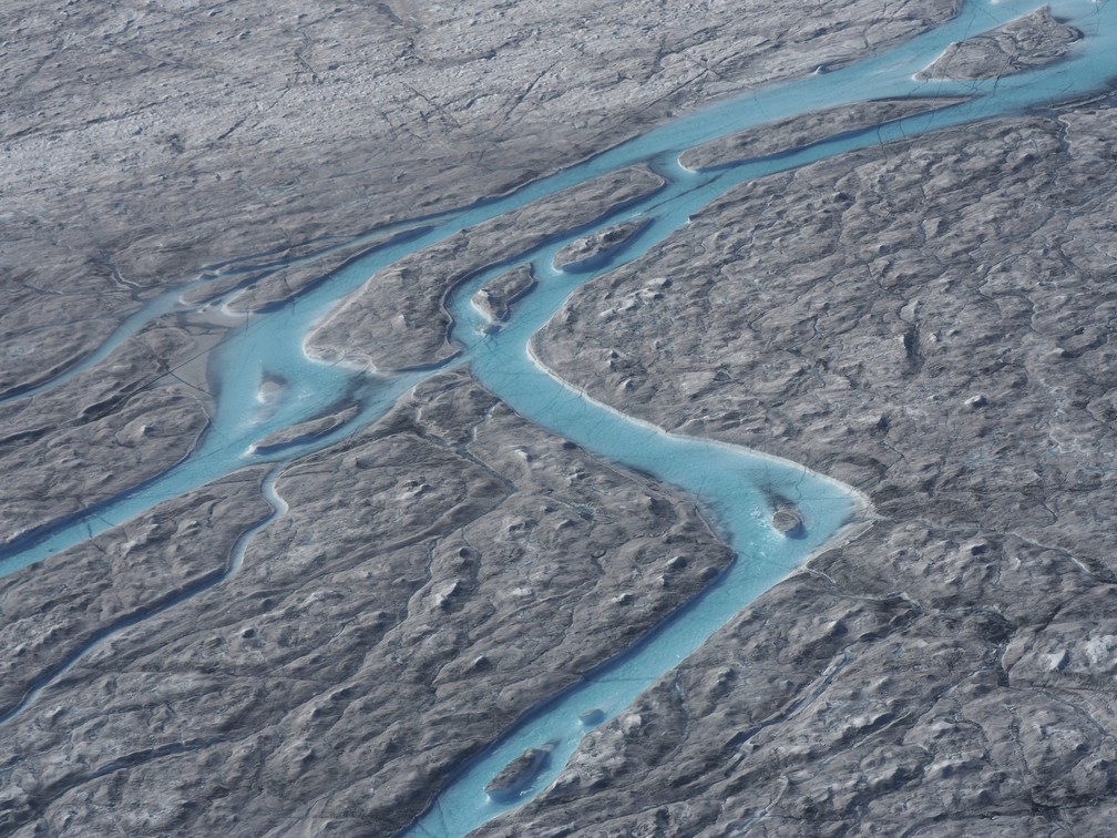 Na imagem, do dia 1º de agosto, rios de água derretendo se formam na camada de gelo no oeste da Groenlândia. A onda de calor que atingiu a Europa na semana passada está agora sobre a Groenlândia. — Foto: Caspar Haarløv, Into the Ice via AP
