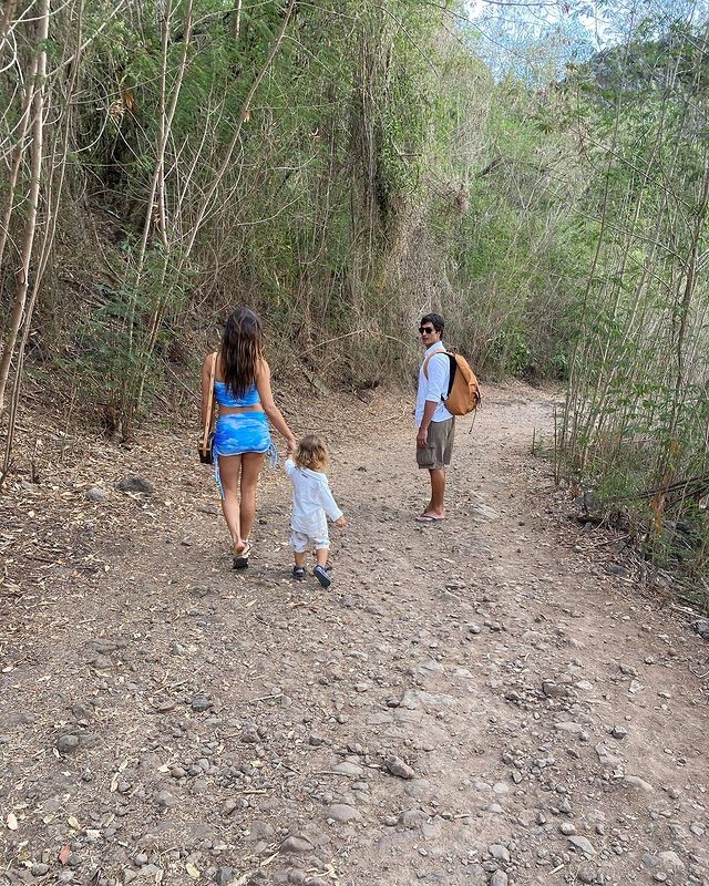 Isis Valverde com a família durante viagem (Foto: Instagram/ Reprodução)