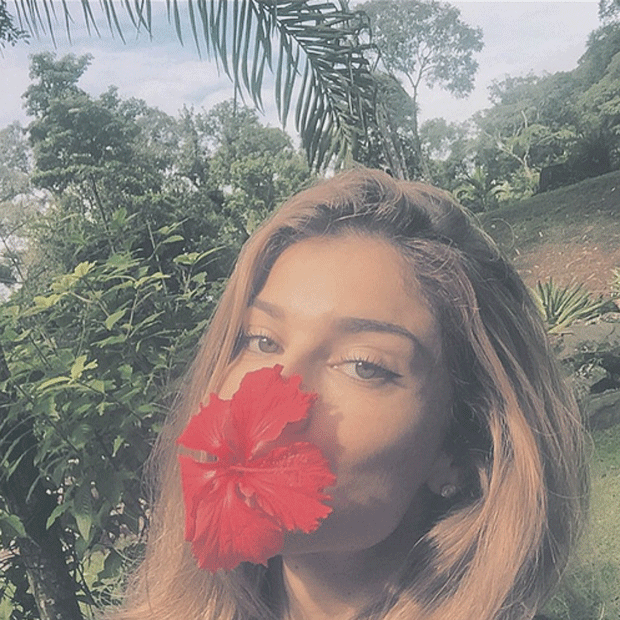 Grazi brinca com a flor (Foto: Reprodução/ Instagram)