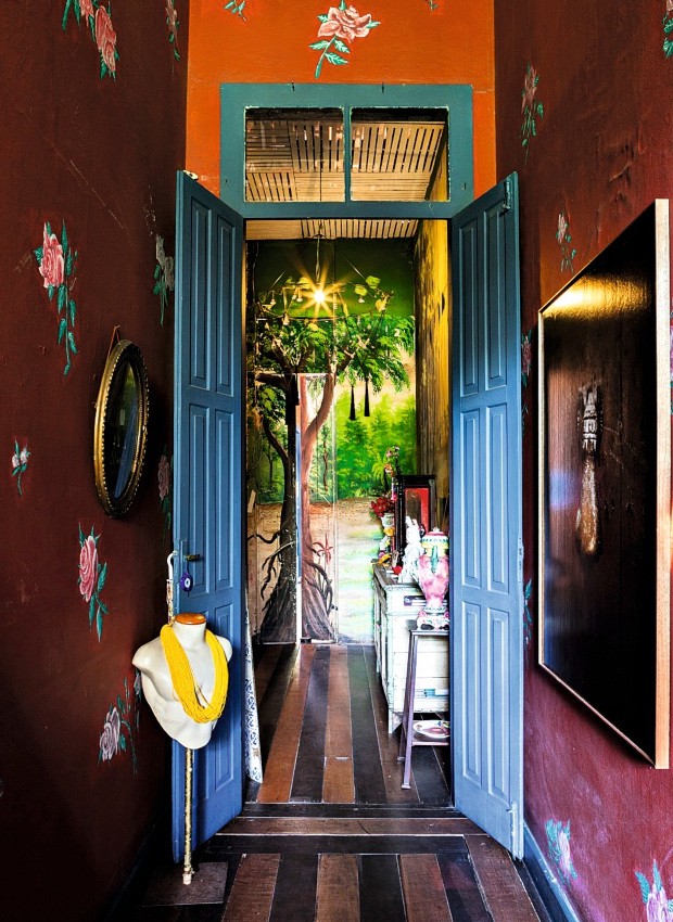 Paredes do corredor de entrada com rosas pintadas à mão (Foto: Lufe Gomes / Editora Globo)