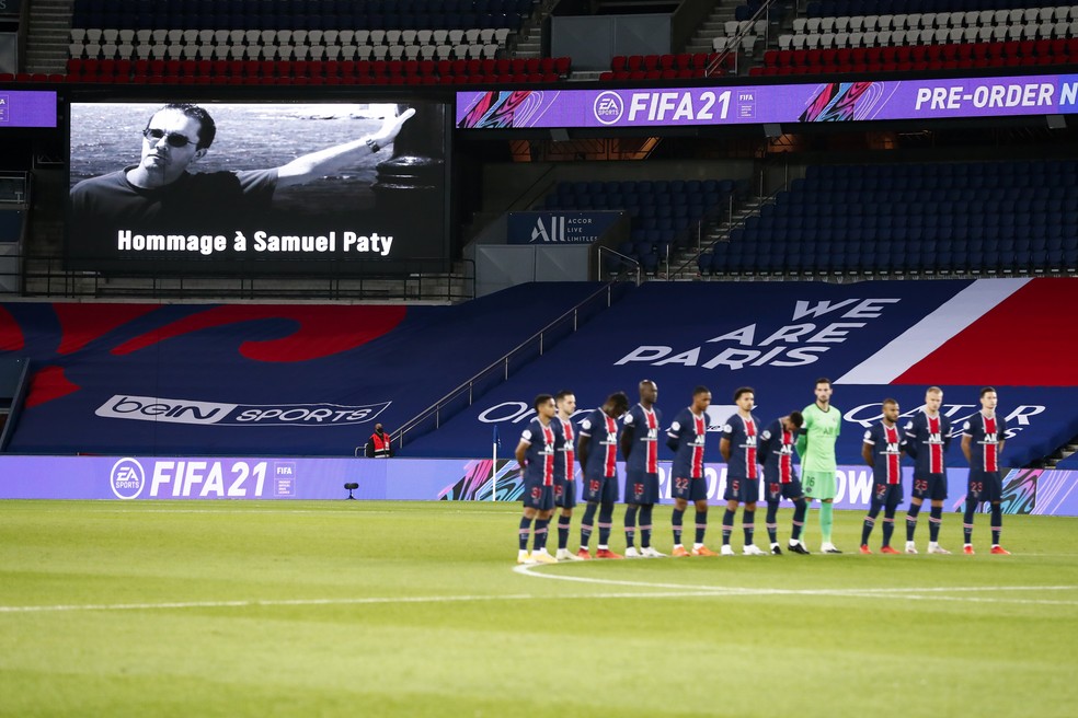 Professor Samuel Paty foi homenageado antes de jogo do PSG  — Foto: Getty Image