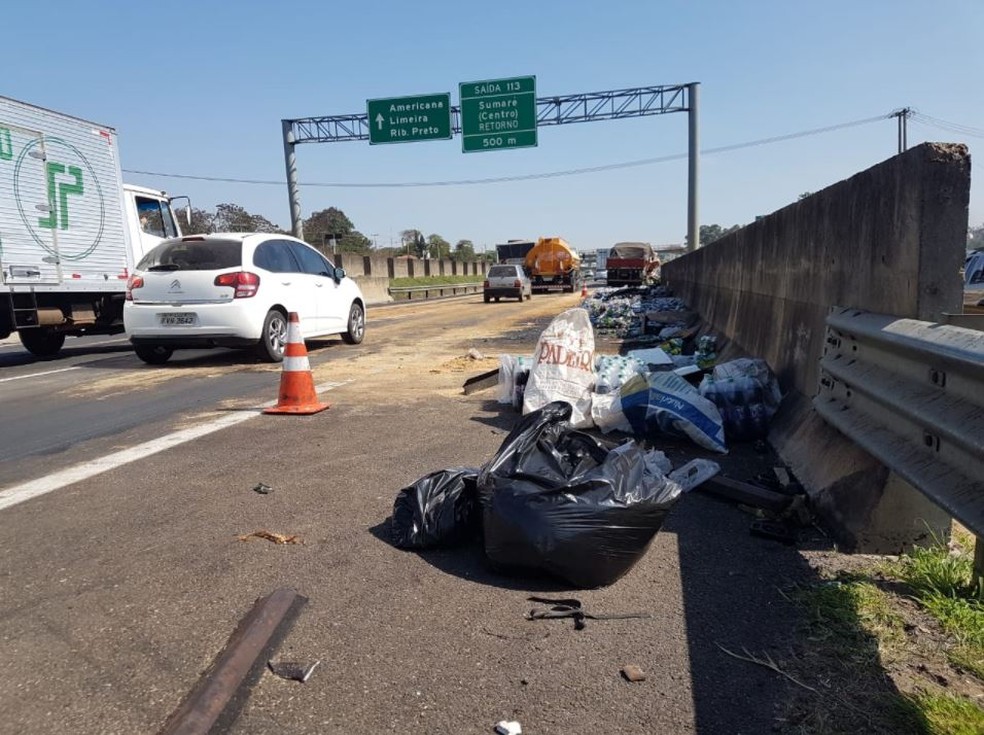 Carga de refrigerantes espalhada na pista após acidente na Anhanguera em Sumaré — Foto: Priscila Mota/EPTV