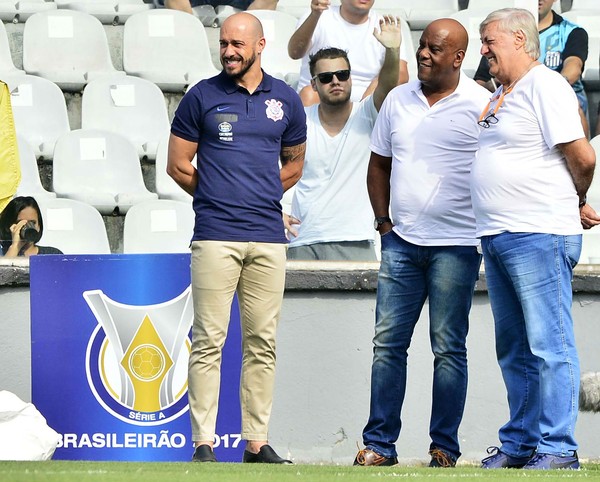 Corinthians abre conversas com agentes em busca de reforços para 2018
