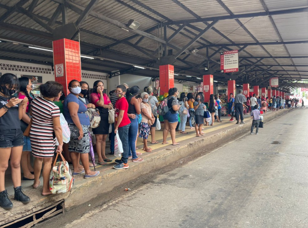 Moradores enfrentam espera de até duas horas — Foto: Ana Paula Xavier/Rede Amazônica Acre