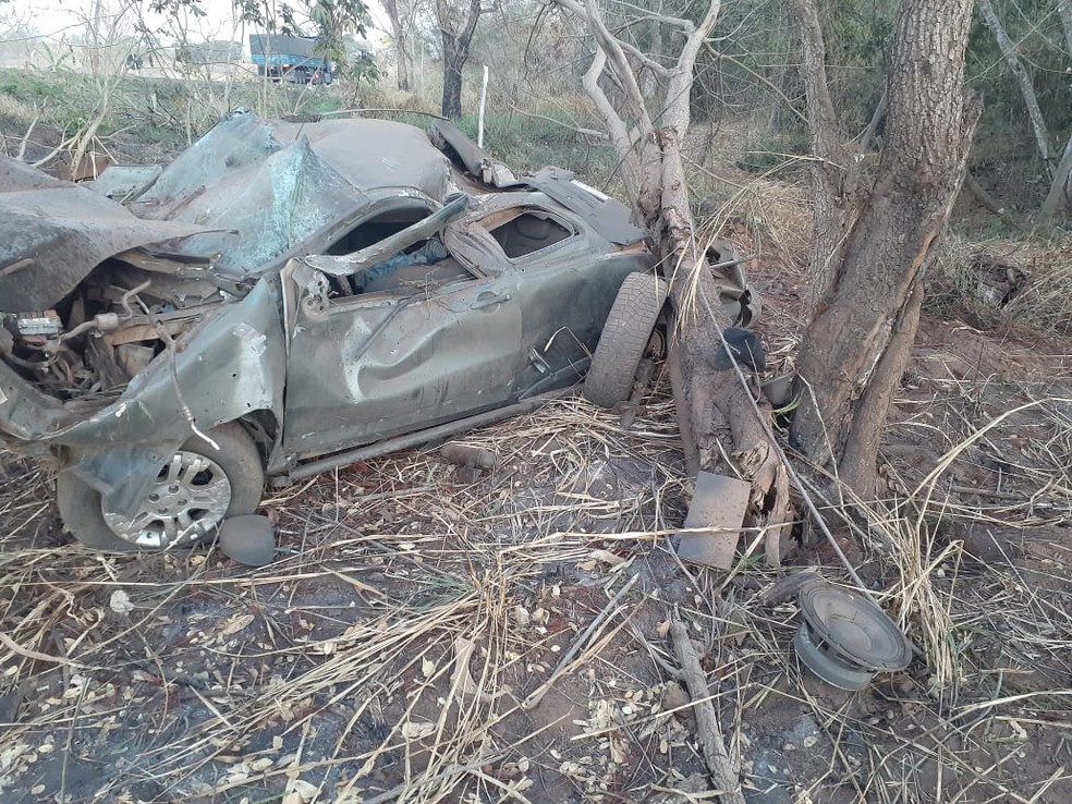 Três pessoas morreram e outras duas ficaram feridas na madrugada deste domingo (6) na BR-364 na região da Serra da Petrovina, em Pedra Preta — Foto: Divulgação