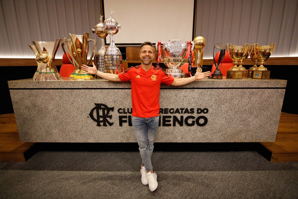 Diego junto com os trof&eacute;us na G&aacute;vea, sede do Flamengo &mdash; Foto: Gilvan de Souza/Flamengo