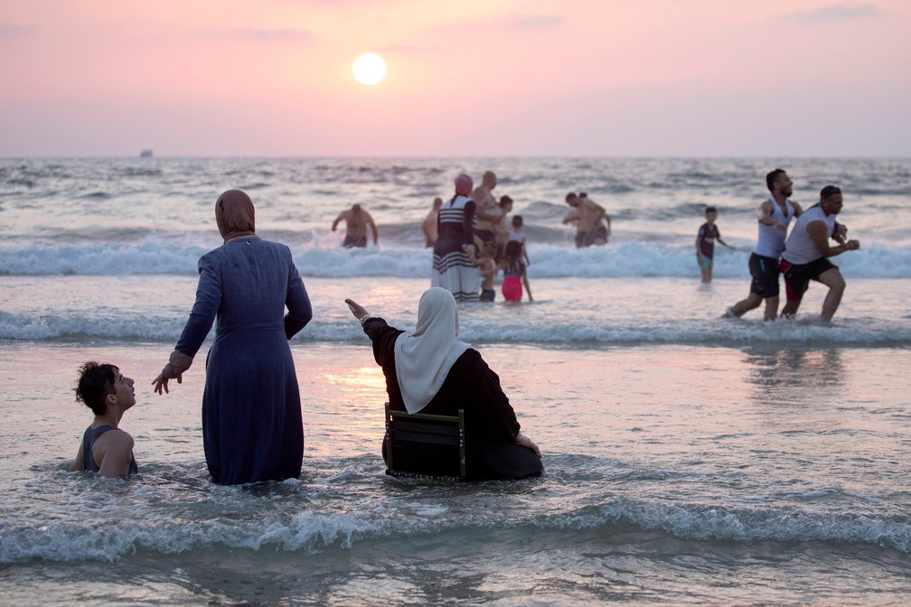 3 de agosto - Pessoas visitam uma praia no feriado muçulmano de Eid al-Adha, em meio à pandemia do novo coronavírus (Covid-19), em Tel Aviv, Israel — Foto: Amir Cohen/Reuters