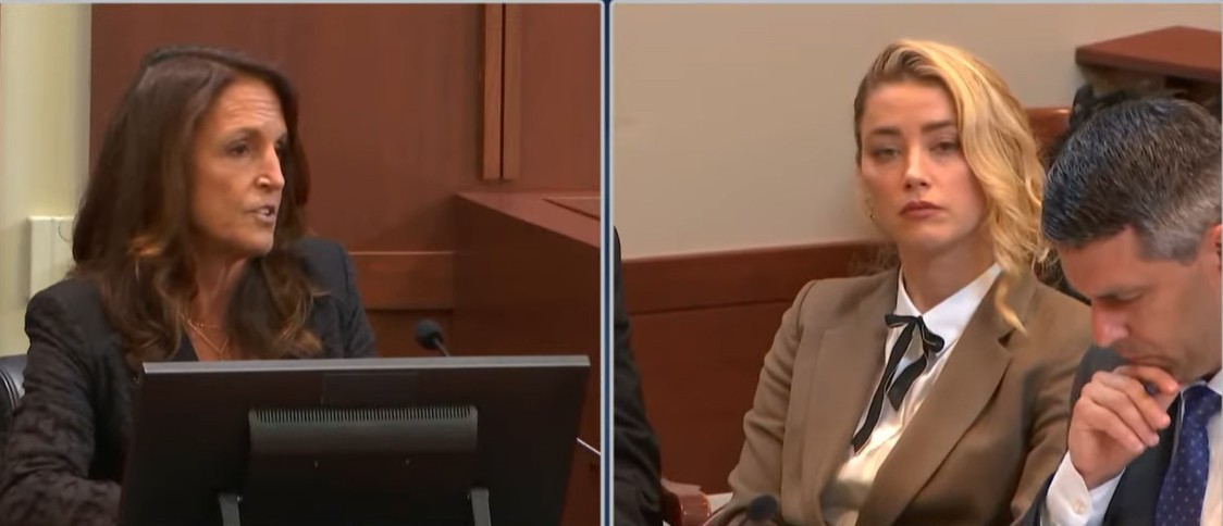 Kathryn Arnold e Amber Heard no tribunal de Fairfax (Foto: reprodução)