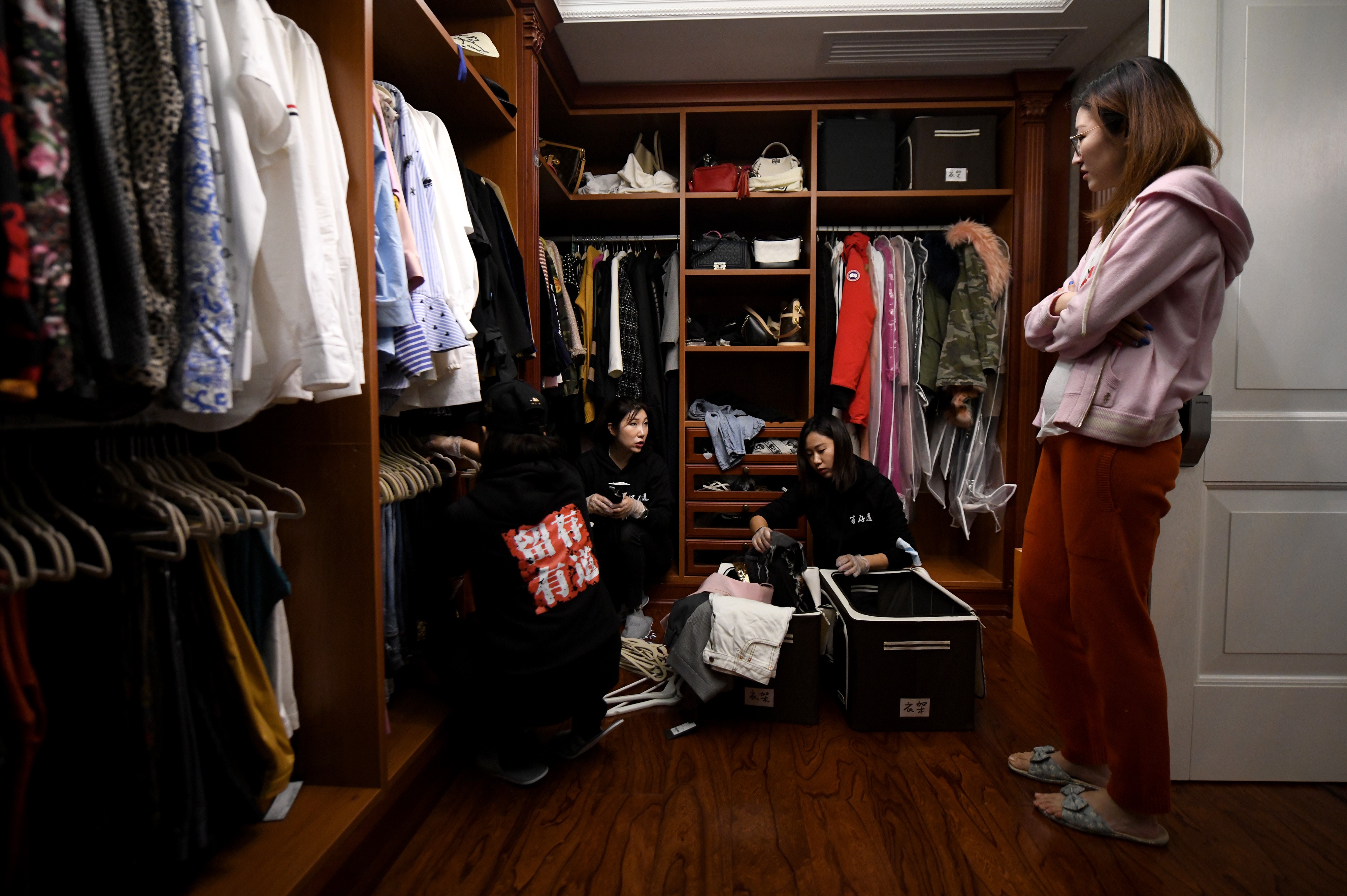 Chineses ricos recorrem a especialistas da arrumação para organizar seus guarda-roupas